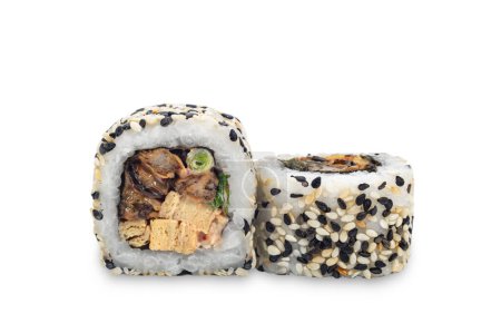 Foto de Rollos de sushi con sésamo blanco y negro sobre fondo blanco. Cocina japonesa, destacando los sabores y texturas de este plato popular. - Imagen libre de derechos