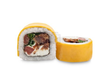Foto de Rollos de sushi con queso cheddar sobre un fondo blanco. Cocina japonesa, destacando los sabores y texturas de este plato popular. - Imagen libre de derechos