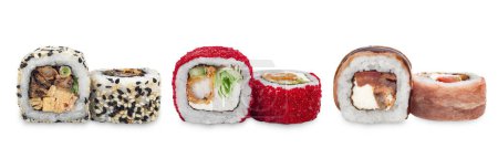 Foto de Set de rollos de sushi con sésamo blanco y negro sobre fondo blanco. Cocina japonesa, destacando los sabores y texturas de este plato popular. - Imagen libre de derechos