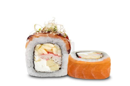Téléchargez les photos : Rouleaux de sushi avec saumon et microgreens sur fond blanc. Cuisine japonaise, mettant en valeur les saveurs et les textures de ce plat populaire. - en image libre de droit