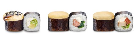 Foto de Set de sushi envuelto en algas, mostrando el arte de la cocina japonesa y la fusión de sabores. Cultura gastronómica, delicias culinarias, gastronomía y experiencias gastronómicas. Rollos calientes con una tapa de queso - Imagen libre de derechos