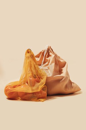 Foto de Reutilizar bolsas para comprar verduras y frutas. Cuidado ecológico, consumo consciente, cuidado de la naturaleza. Día mundial de recarga - Imagen libre de derechos