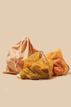 Foto de Reutilizar bolsas para comprar verduras y frutas. Cuidado ecológico, consumo consciente, cuidado de la naturaleza. Día mundial de recarga - Imagen libre de derechos