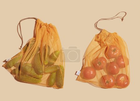 Téléchargez les photos : Légumes dans des sacs écologiques. Consommation consciente, réutilisation. Journée mondiale de recharge - en image libre de droit