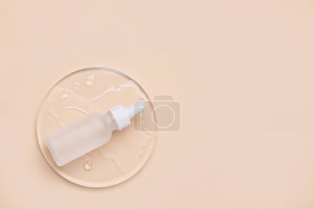 Foto de Peptide Serum, un popular producto para el cuidado de la piel conocido por sus efectos beneficiosos en la piel. Péptidos potentes que ayudan a promover la producción de colágeno, reducen las líneas finas y las arrugas. - Imagen libre de derechos