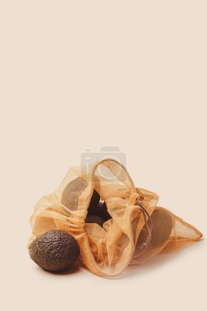 Foto de Bolsas reutilizables para comprar verduras y frutas, bolsas con aguacate - Imagen libre de derechos