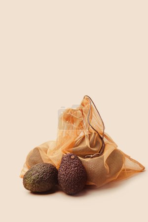 Téléchargez les photos : Sacs réutilisables pour l'achat de légumes et fruits, sacs avec avocat - en image libre de droit