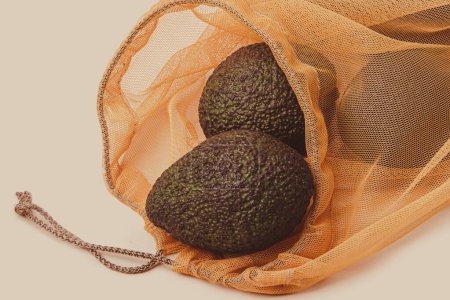 Téléchargez les photos : Sacs réutilisables pour l'achat de légumes et fruits, sacs avec avocat - en image libre de droit