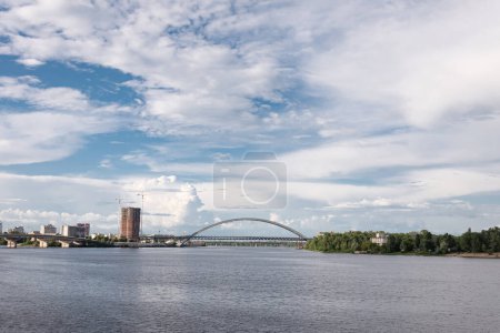 Téléchargez les photos : Soirée à Kiev sur le Dniepr, vue sur la ville et le pont Podilsko-Vokresensky - en image libre de droit