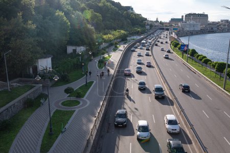 Téléchargez les photos : 10 juillet 2023 Kiev, Ukraine. Vue de la circulation routière sur la Embankment Highway dans la soirée - en image libre de droit