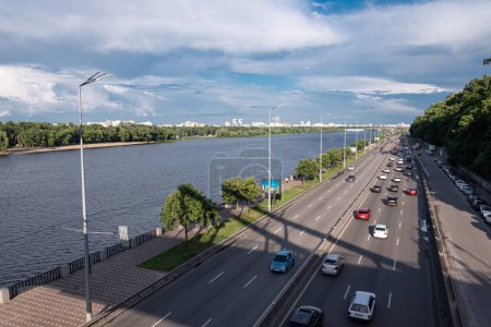Foto de 10 de julio de 2023 - Kiev, Ucrania. Vista del tráfico por carretera en la autopista Embankment por la noche - Imagen libre de derechos