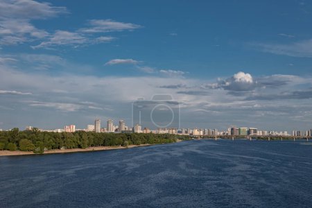 Téléchargez les photos : Vue sur les pentes du Dniepr et la rive gauche de Kiev depuis le pont du métro - en image libre de droit