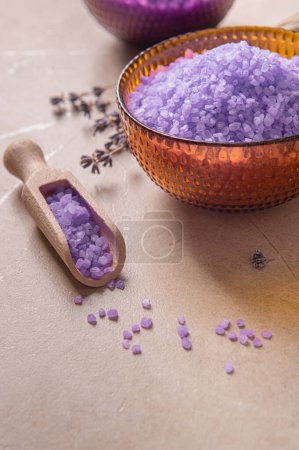 Foto de Sal de cocina de lavanda en plato decorativo de vidrio con cuchara de madera sobre mesa de mármol - Imagen libre de derechos