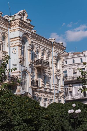 Häuserfassaden aus dem 19. Jahrhundert im Hof des Akademischen Theaters für Oper und Ballett in der Wolodymyrska-Straße in Kiew. Die antike Architektur der Hauptstadt im Barockstil. Postkarte