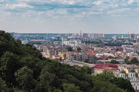Téléchargez les photos : Vue de la montagne (d'en haut) sur Andriiivsky Uzvoz (rue) à l'ancien quartier de Kiev - Podil - en image libre de droit