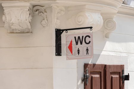Téléchargez les photos : Panneaux d'information dans les lieux publics - toilettes pour femmes et hommes - en image libre de droit