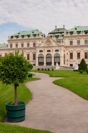 Foto de El Belvedere es un complejo palaciego en Viena de estilo barroco. Residencia de verano del príncipe Eugenio de Saboya a principios del siglo XVIII - Imagen libre de derechos