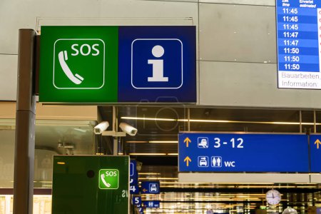 Téléchargez les photos : Panneaux d'information à la station - bureau d'information et d'assistance (SOS), d'où vous pouvez appeler, l'endroit où le défibrillateur peut être situé - en image libre de droit
