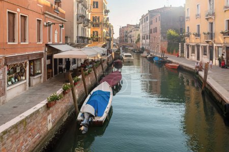 Téléchargez les photos : 16 août 2023 - Venise, Italie. Belle vue sur les rues de la ville avec canaux, architecture ancienne, ambiance romantique. Tourisme en Europe - en image libre de droit