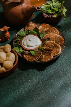 Téléchargez les photos : Crêpes (oladky) pour pommes de terre - deruny. Cuisine nationale ukrainienne. Plats faits maison simples à partir de produits locaux - en image libre de droit