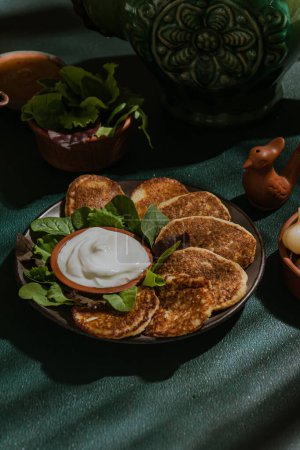 Foto de Los crepes (oladky) para las patatas - deruny. Cocina nacional ucraniana. Platos caseros simples de productos locales - Imagen libre de derechos