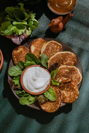 Téléchargez les photos : Crêpes (oladky) pour pommes de terre - deruny. Cuisine nationale ukrainienne. Plats faits maison simples à partir de produits locaux - en image libre de droit