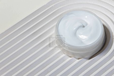 Foto de Crema facial hidratante con péptidos y microelementos contra el envejecimiento de la piel. Estilo minimalista - Imagen libre de derechos