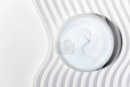 Foto de Crema facial hidratante con péptidos y microelementos contra el envejecimiento de la piel. Estilo minimalista - Imagen libre de derechos