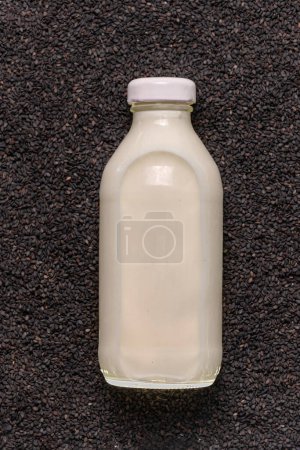 Foto de Leche vegana alternativa a base de semillas de sésamo. Bebida ecológica nutritiva - Imagen libre de derechos