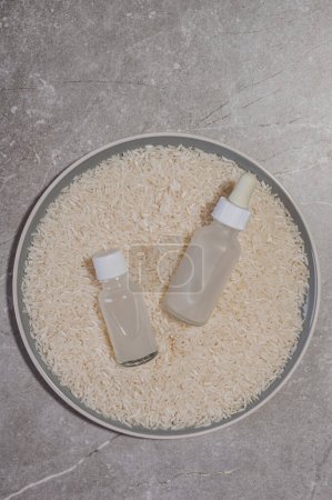 Foto de Cuidado facial casero. Cosméticos a base de agua de arroz. Suero, agua con extracto de arroz - Imagen libre de derechos