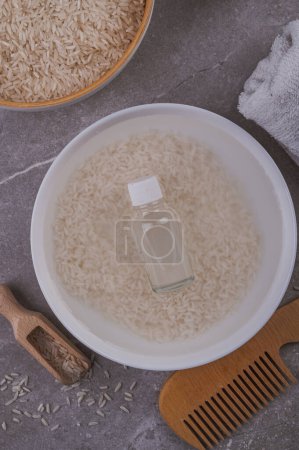 Foto de Cuidado facial casero. Cosméticos a base de agua de arroz. Agua de arroz para coche de pelo - Imagen libre de derechos