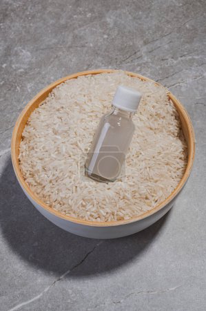 Foto de Cuidado facial casero. Cosméticos a base de agua de arroz. Agua de arroz para coche de pelo - Imagen libre de derechos