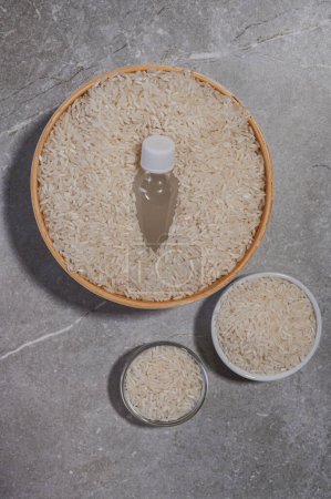 Téléchargez les photos : Soins du visage à domicile. Cosmétiques à base d'eau de riz. Eau de riz pour voiture de cheveux - en image libre de droit