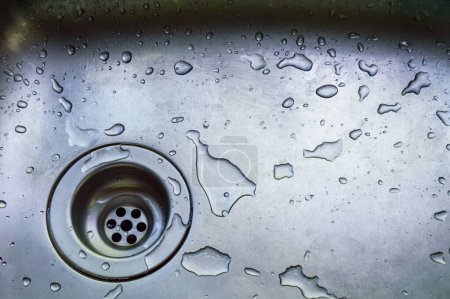 Téléchargez les photos : Un lavabo sale humide après avoir lavé beaucoup de vaisselle - en image libre de droit