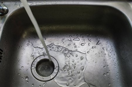 Téléchargez les photos : Un lavabo sale humide après avoir lavé beaucoup de vaisselle photo peut avoir le bruit et le gain - en image libre de droit