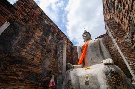 Foto de Antigua estatua de Buda en templo abandonado - Imagen libre de derechos