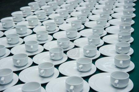 Téléchargez les photos : Beaucoup de tasse de café mis en place pour la pause thé dans la conférence de réunion d'affaires rafraîchissant après-midi - en image libre de droit