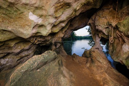 Foto de Dentro de una cueva en algún lugar de Tailandia - Imagen libre de derechos