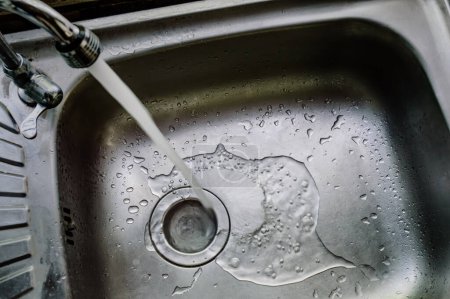 Téléchargez les photos : Un lavabo sale humide après avoir lavé beaucoup de vaisselle photo peut avoir le bruit et le gain - en image libre de droit