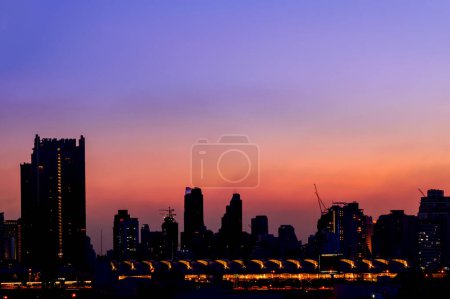 silhouette paysage urbain au crépuscule avec ciel coloré