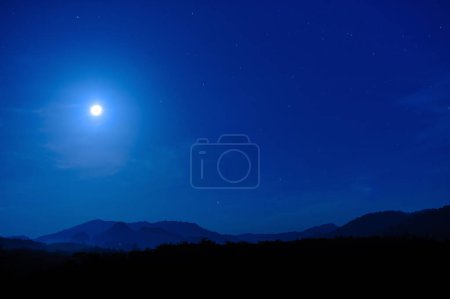 Téléchargez les photos : Clair de lune dans un ciel bleu clair - en image libre de droit