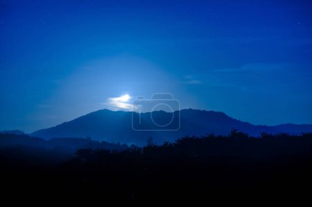 Téléchargez les photos : Clair de lune dans un ciel bleu clair - en image libre de droit