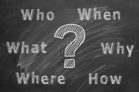 Foto de Seis preguntas más comunes Quién, qué, dónde, cuándo, por qué, cómo con signo de interrogación. Haciendo preguntas. Preguntas frecuentes. Tener respuestas. Pregúntanos, más información, investigación, concepto. Ilustración de tiza en pizarra. - Imagen libre de derechos