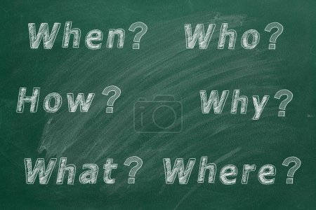 Téléchargez les photos : Six most common questions Who, What, where, when, why, how with question mark. Asking questions. Having answers. Chalk Illustration on greenboard. FAQ - en image libre de droit