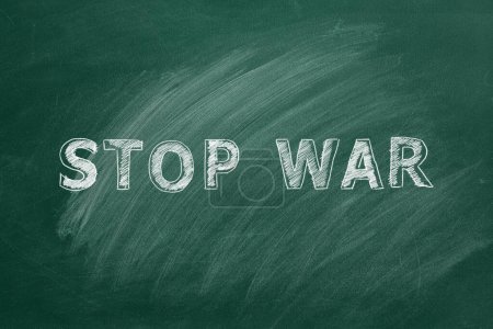 Téléchargez les photos : Lettering STOP WAR hand drawn in chalk on a school greenboard. - en image libre de droit