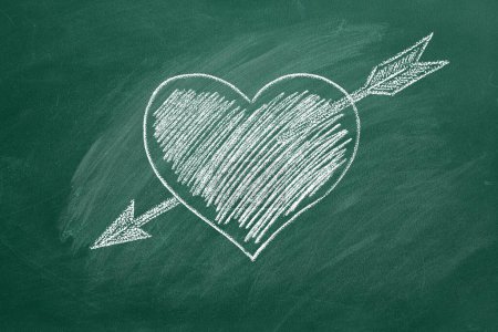 Téléchargez les photos : Coeur en forme de craie avec flèche dessinée sur un panneau vert de l'école. - en image libre de droit
