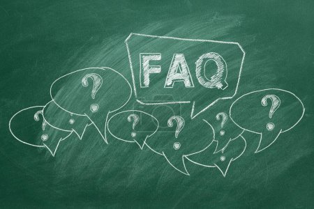 Téléchargez les photos : Hand drawn text FAQ, question marks with speech bubbles on green chalkboard. Frequently Asked Questions. - en image libre de droit