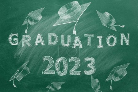 Téléchargez les photos : Texte dessiné à la main GRADUATION 2023 et bouchons de graduation sur tableau vert. - en image libre de droit