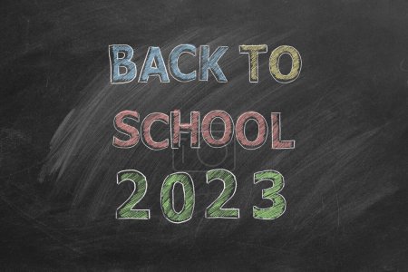 Téléchargez les photos : Retour à l'école 2023. Texte sur tableau noir. Illustration dessinée main - en image libre de droit