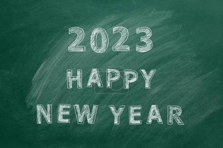 Téléchargez les photos : Texte dessiné à la main 2023 HAPPY NEW YEAR on greenboard. - en image libre de droit